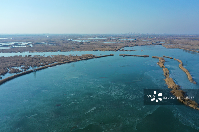 碧水连天映霞光，野鸭掠舞芦花黄  俯身临岸观舟远，银杏红叶风里扬  千岛万湖织洋淀，生态画卷韵悠长图片素材