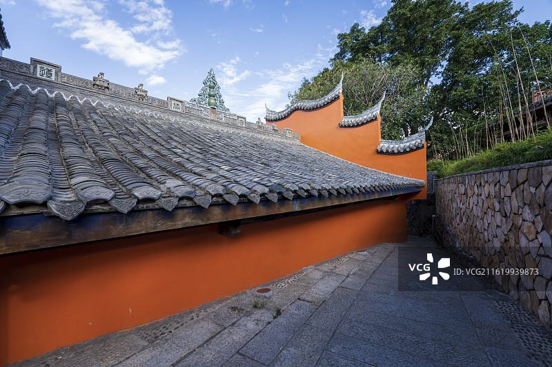 西昌灵鹰寺古建筑屋顶瓦楞与橙色墙体细节图片素材