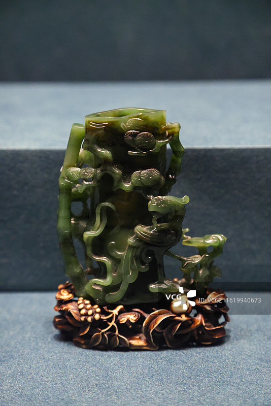 碧玉凤衔灵芝纹松桩式花插 乾隆  北京故宫金邻共曜庆祝中泰建交50周年文物特展图片素材