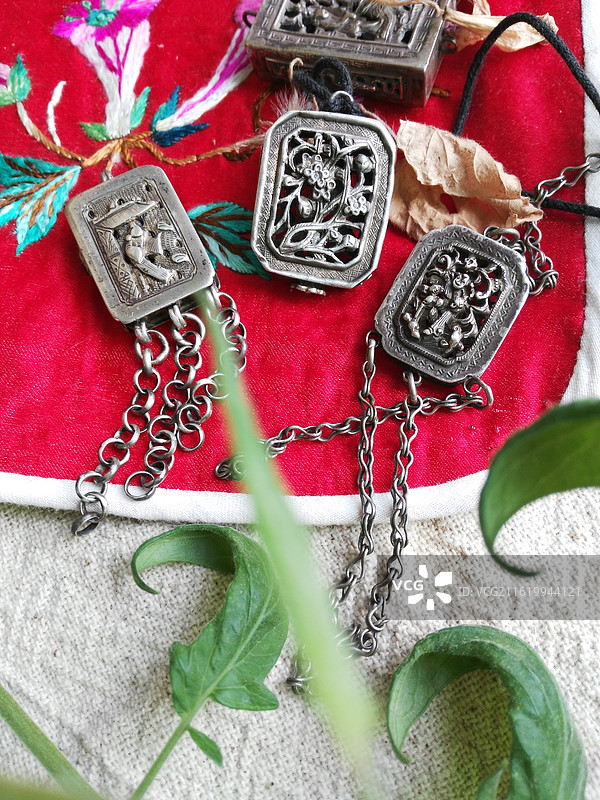 老银首饰品香囊。老刺绣花片牵牛花喇叭花。老枕顶老物件图片素材