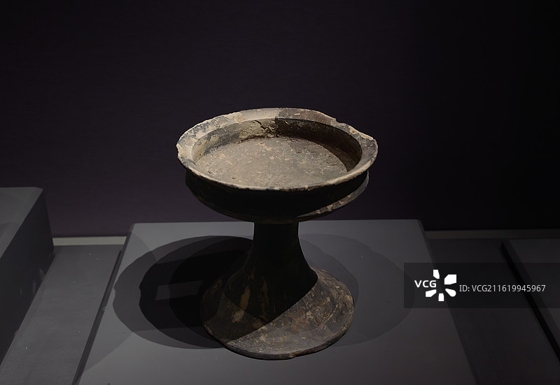 临沂市莒南县东上涧春秋墓葬出土的春秋晚期陶豆图片素材