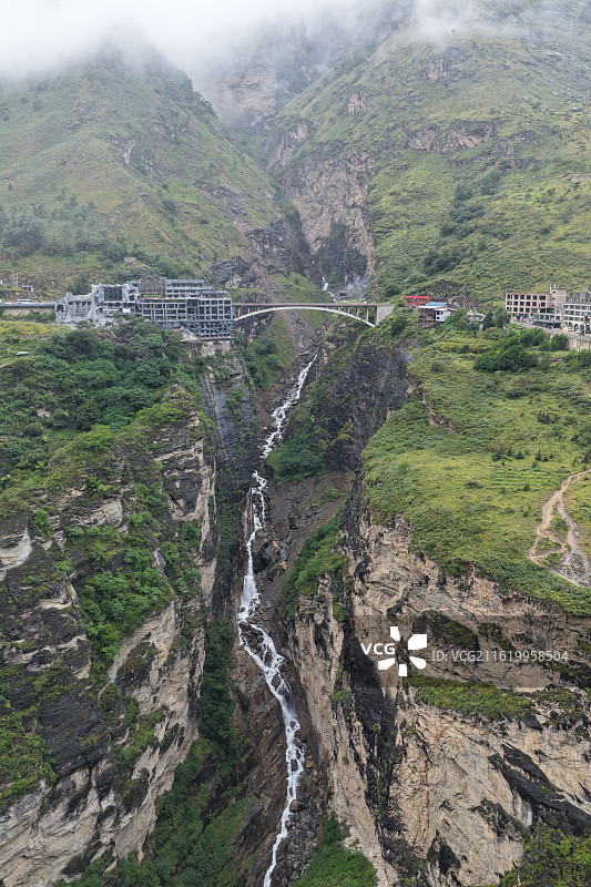 虎跳峡风光 ——中虎跳峡神川大桥及建设中的悬崖酒店图片素材
