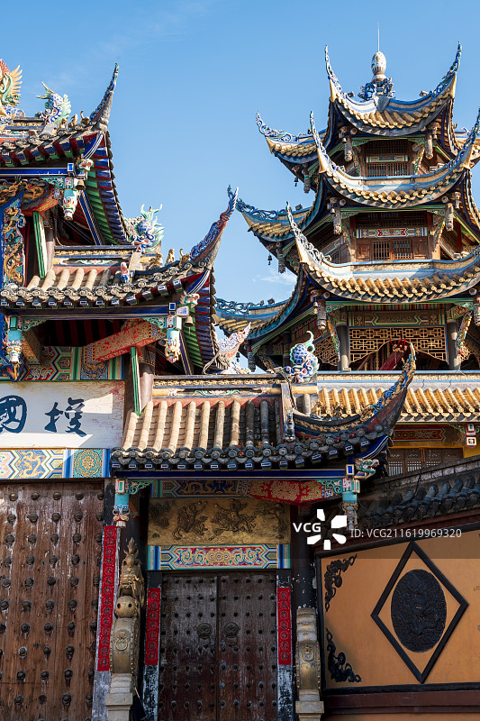 西昌灵鹰寺古建筑飞檐翘角与彩绘细节图片素材