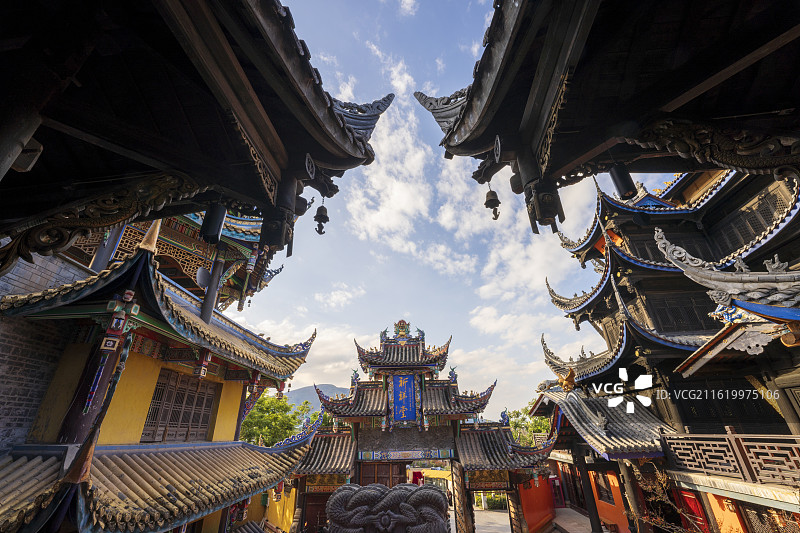 西昌灵鹰寺古建筑飞檐翘角与彩绘细节图片素材