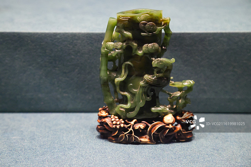 碧玉凤衔灵芝纹松桩式花插 乾隆  北京故宫金邻共曜庆祝中泰建交50周年文物特展图片素材