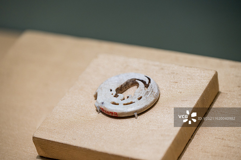 国家博物馆 中国古代玉器 新石器时代肖家屋脊文化 凤形玉佩 1955年湖北天门罗家柏岭出土图片素材