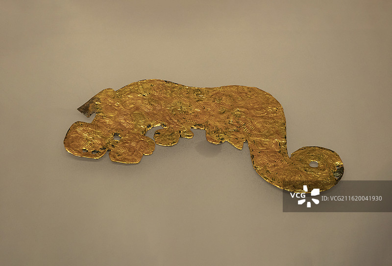 安徽博物院“中国古代金银器的文明印记特展”：虎形龙纹包金箔饰片（春秋，宜昌博物馆藏）图片素材