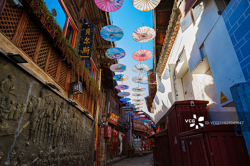 云南丽江古城现文巷油纸伞图片素材
