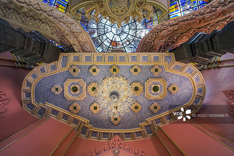 泰国三头象神博物馆Erawan Museum,华丽穹顶与彩色玻璃窗图片素材