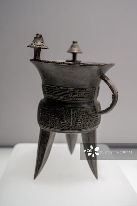 兽面纹斝（jiǎ），是商代中期（公元前15世纪中叶—前13世纪）的青铜酒器与礼器，现藏于上海博物馆图片素材