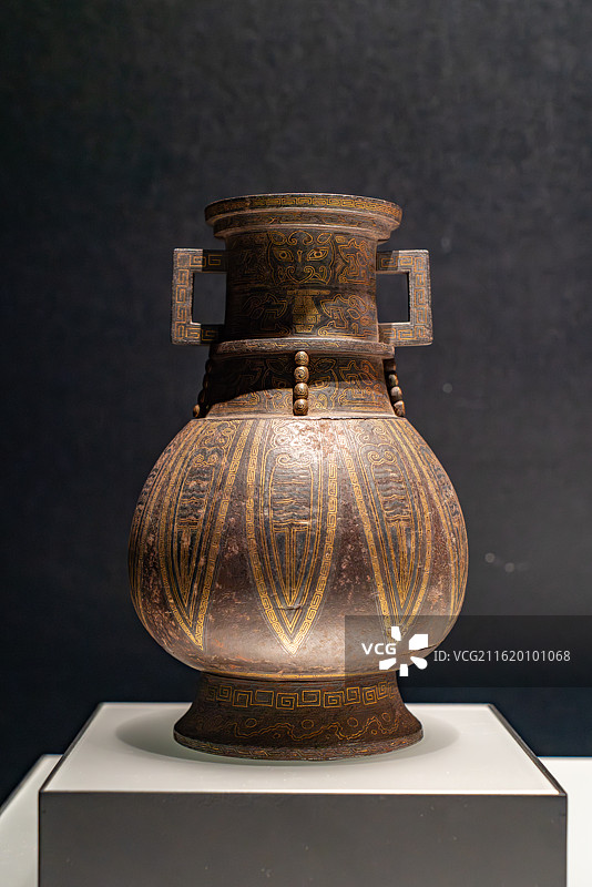 晋府造嵌金银铁方耳瓶_明_故宫博物院_融古烁新_宋元明清铜器的复古与创新展图片素材