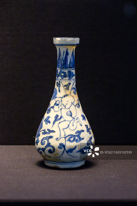 青花婴戏纹长颈瓶，明万历(公元1572年一1620年)，1972年江西省新干县荷埠公社征集图片素材