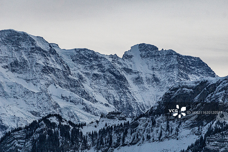 瑞士因特拉肯雪山的风景图片素材