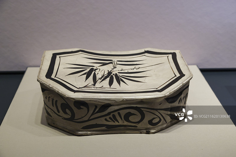 北宋磁州窑白地黑花折纸竹纹八方枕 仁风景从故宫博物院藏捐献文物展图片素材