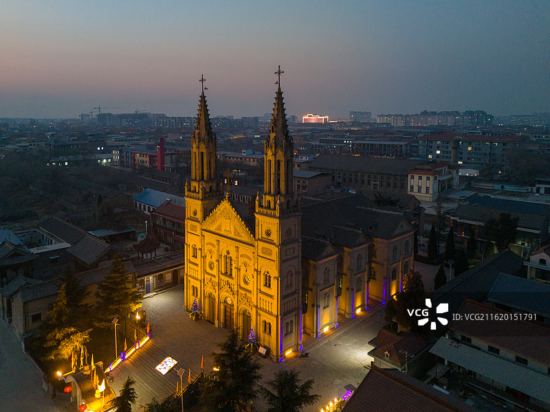 山西运城新绛县 新绛天主教堂夜景 航拍图片素材