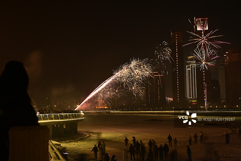 过年庆祝放烟花图片素材