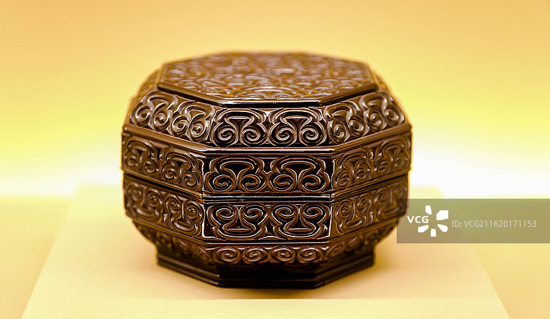 黑面剔犀如意云纹八角盒图片素材