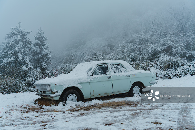 雪中同盘顶图片素材