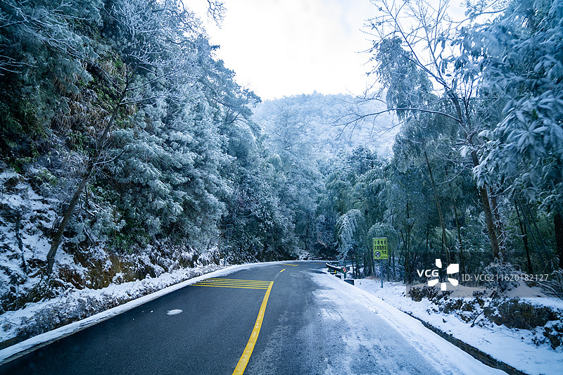 九宫山雪后山路自驾视角：雾凇山林衬防滑护栏的冬日路况图片素材