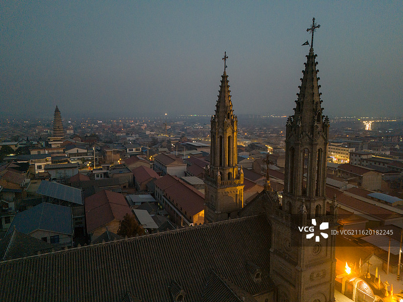 山西运城新绛县 新绛天主教堂夜景 航拍图片素材