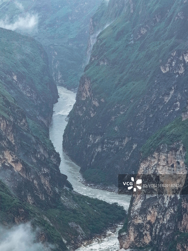 烟雨中的中虎跳峡图片素材
