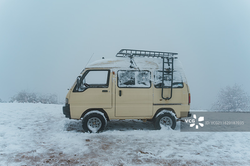 雪中同盘顶图片素材