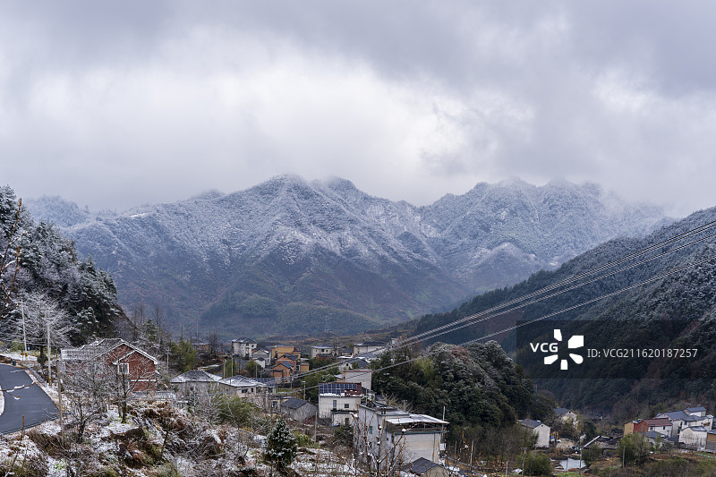 2026年杭州第四场雪后，清凉峰马啸岭至太子尖，雪山、云海与晶莹雾凇共同构成一幅壮丽的冬日仙境画卷。图片素材