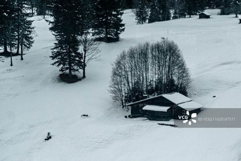 瑞士雪域高角度房屋视图图片素材
