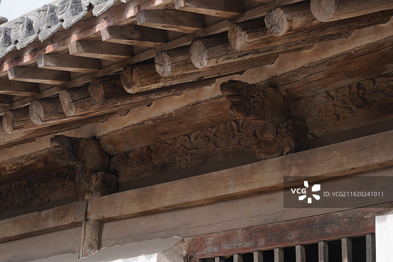 山西省国保单位洪福寺古建筑木构斗拱与雕花梁枋细节图片素材