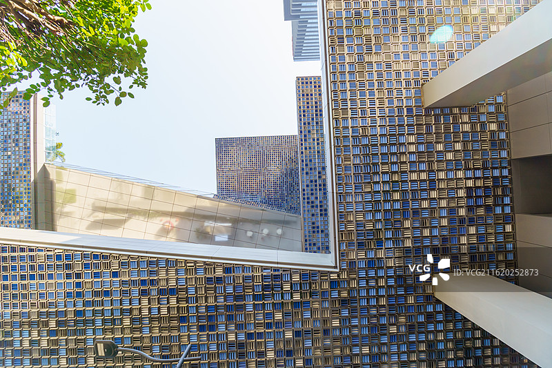 广州阿里巴巴华南运营中心大厦的楼底图片素材