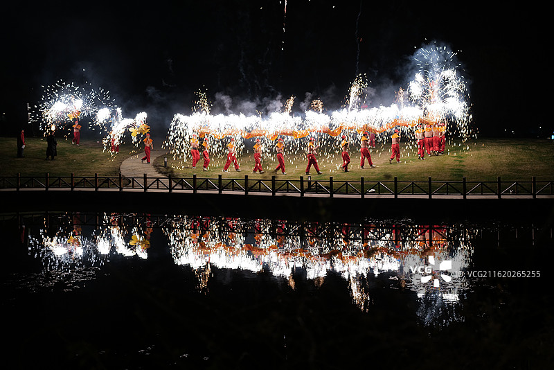 无锡拈花湾非遗舞火龙图片素材