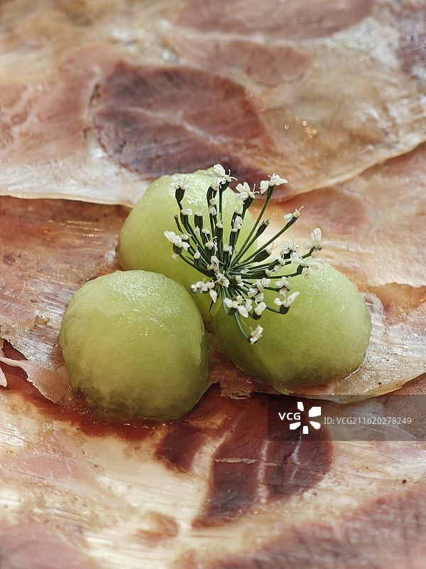 甜瓜配菜摆盘 北方白水大刀牛肉 中国版伊比利亚火腿 山东菜鲁菜北京菜 白茸 黑珍珠米其林餐厅创意菜图片素材