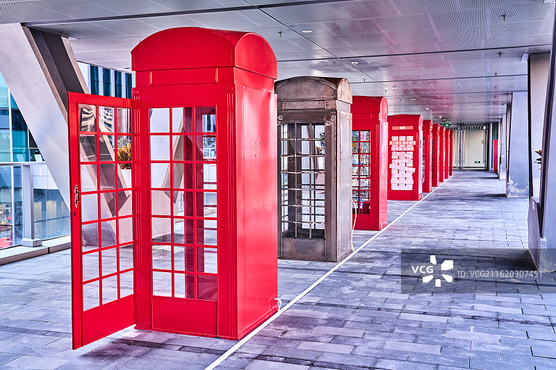 街道上的红色电话亭图片素材