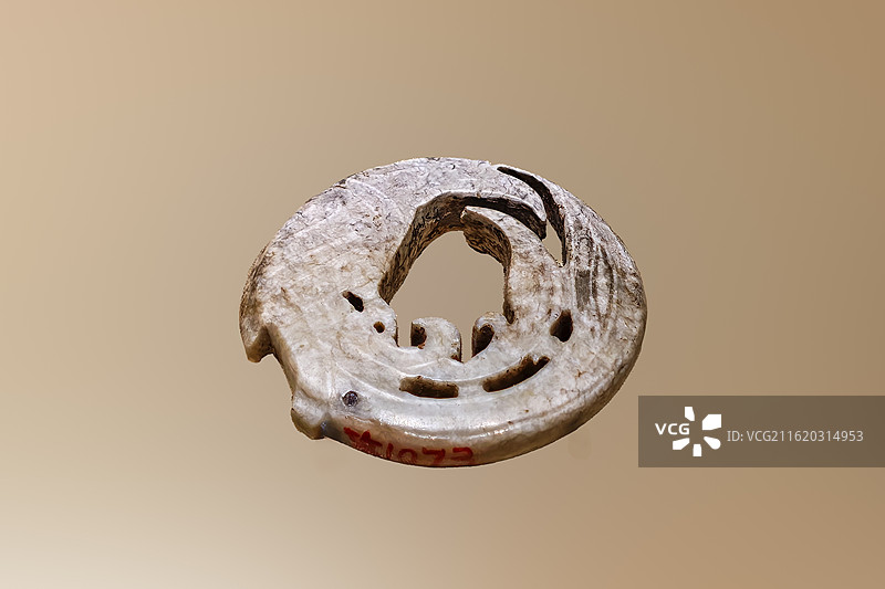 凤形佩，新石器时代 肖家屋脊文化，1955年湖北天门罗家柏岭出土，中国国家博物馆藏图片素材