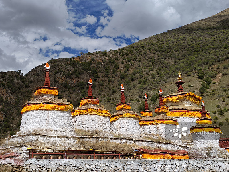 西藏拉萨林周县阿郎乡杰希达贡白塔图片素材