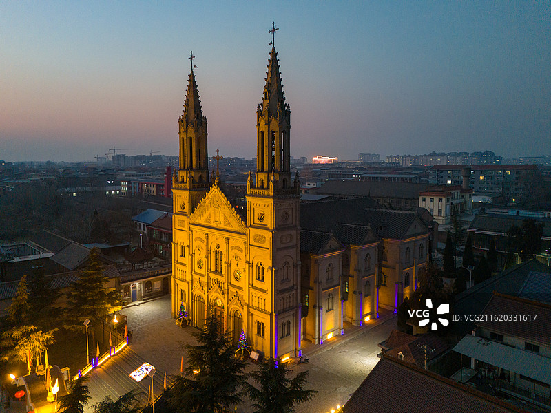 山西运城新绛县 新绛天主教堂夜景 航拍图片素材