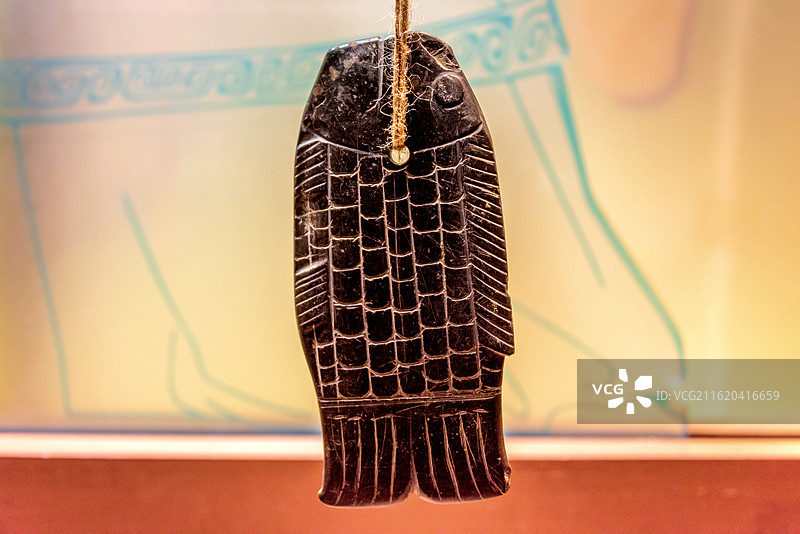 中国河南安阳殷墟博物馆馆藏商代鱼形石磬图片素材