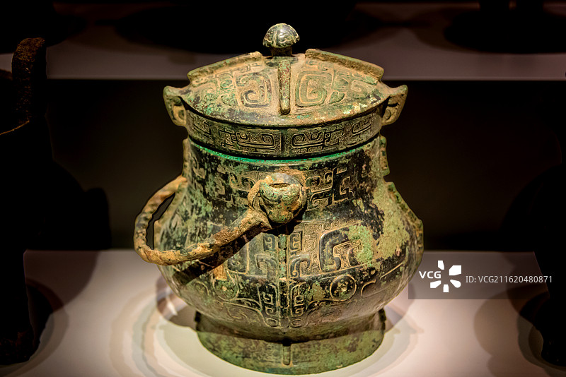 中国河南安阳殷墟博物馆馆藏商代兽面纹铜卣图片素材