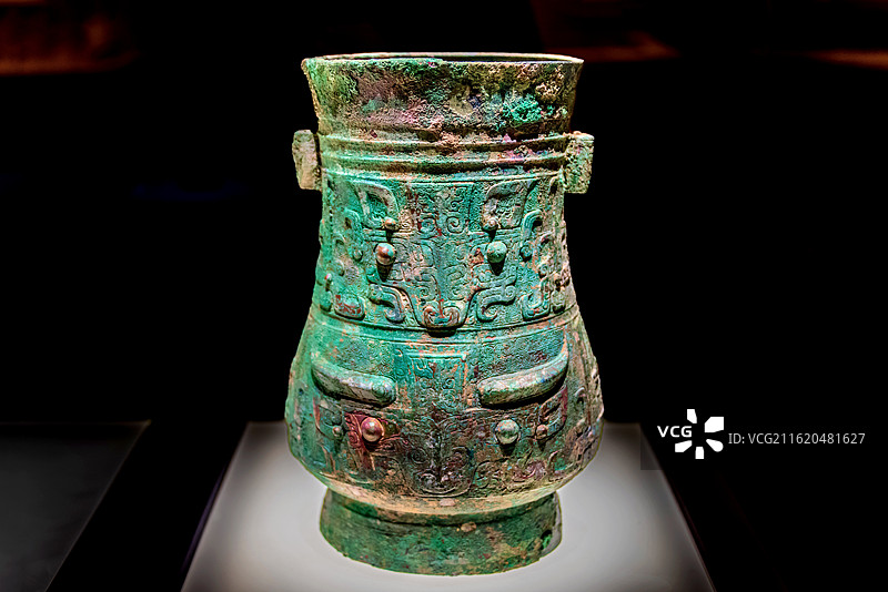 中国河南安阳殷墟博物馆馆藏商代兽面纹铜壶图片素材