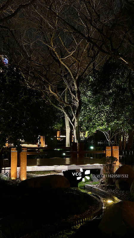 夜晚的户外小桥图片素材