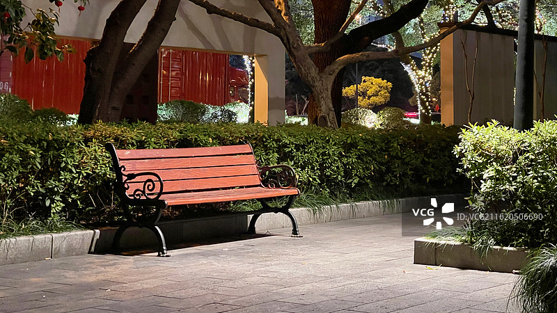 夜晚的社区公园长椅图片素材