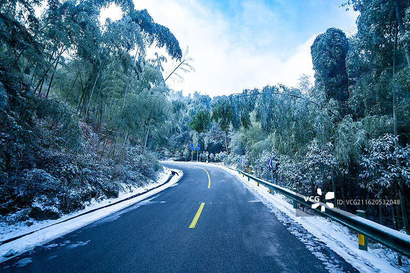九宫山雪后山路自驾视角：雾凇山林衬防滑护栏的冬日路况图片素材
