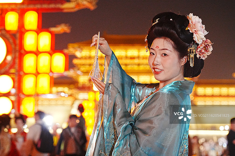 女人穿着汉服在夜晚的古建筑图片素材