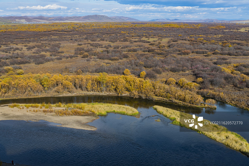 呼伦贝尔额尔古纳湿地，秋季景观，金色的草原、树林、蓝色的湖，大兴安岭图片素材
