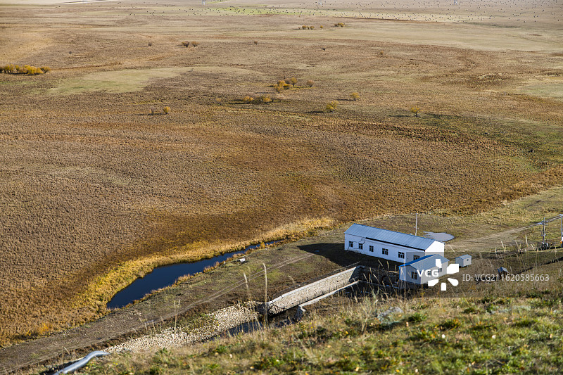 呼伦贝尔额尔古纳，秋季湿地景观，草原上的小房子图片素材