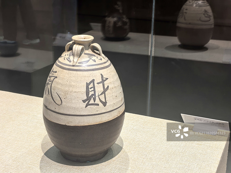 广东省博物馆展出的金代磁州窑“酒色财气”四系壶图片素材