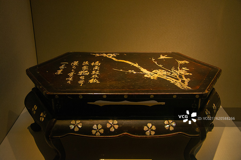 明代大漆螺钿六边咏梅赏桌图片素材