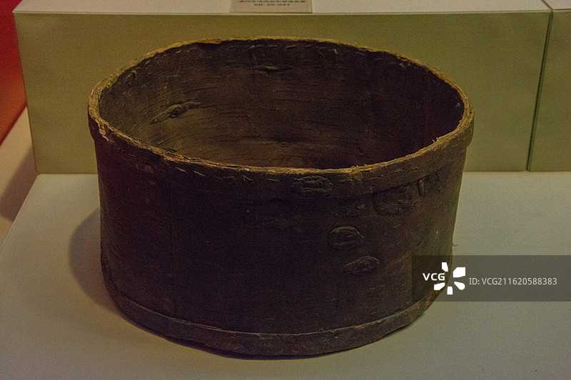 清代生活用品桦树皮盆图片素材