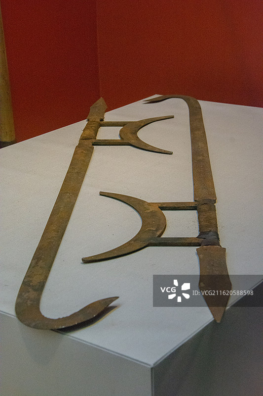 清代铁质月牙双钩图片素材