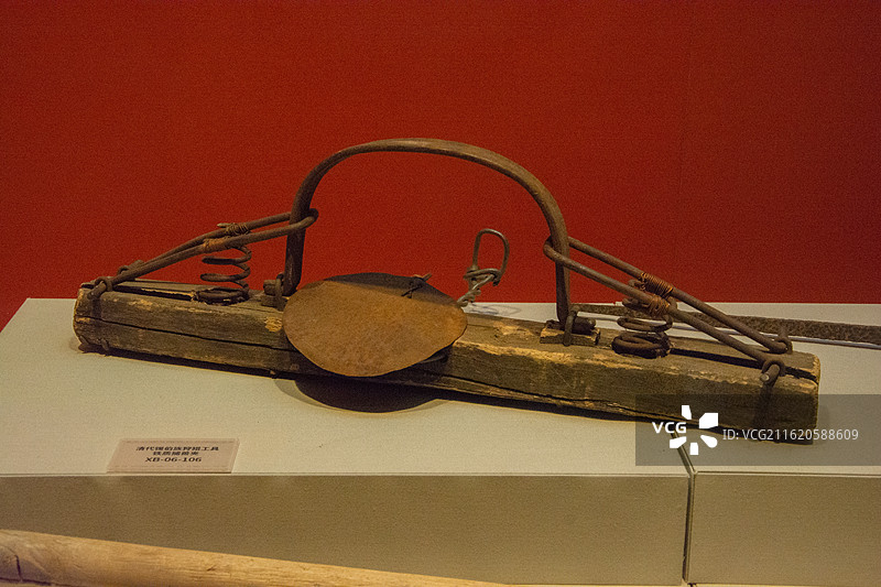 清代锡伯族狩猎工具捕兽夹图片素材